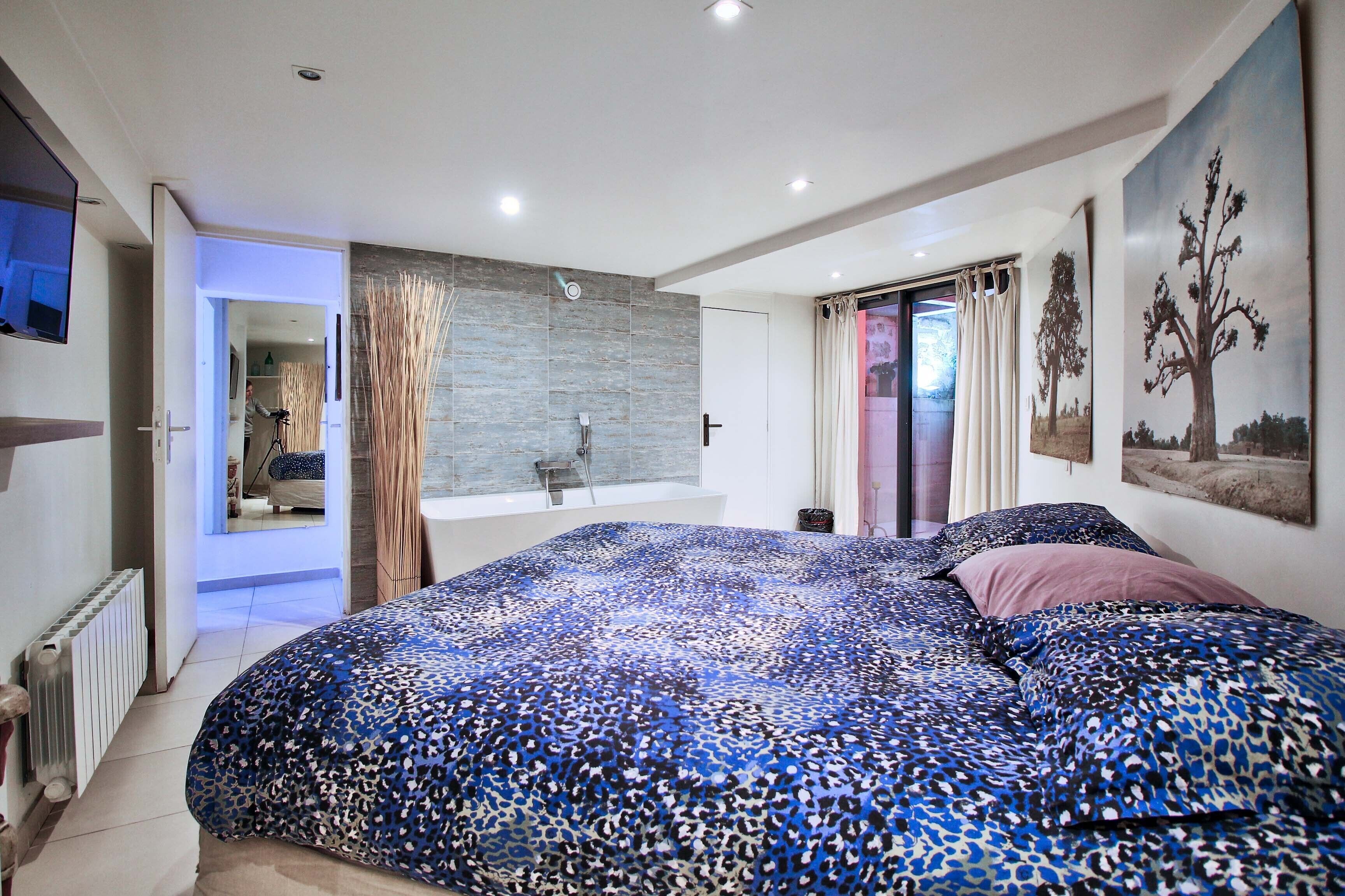 5 bedrooms, iron/ironing board, free WiFi, bed sheets