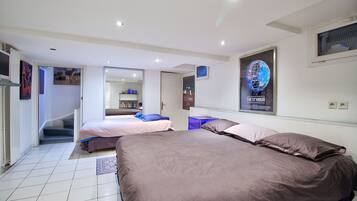 5 bedrooms, iron/ironing board, free WiFi, bed sheets