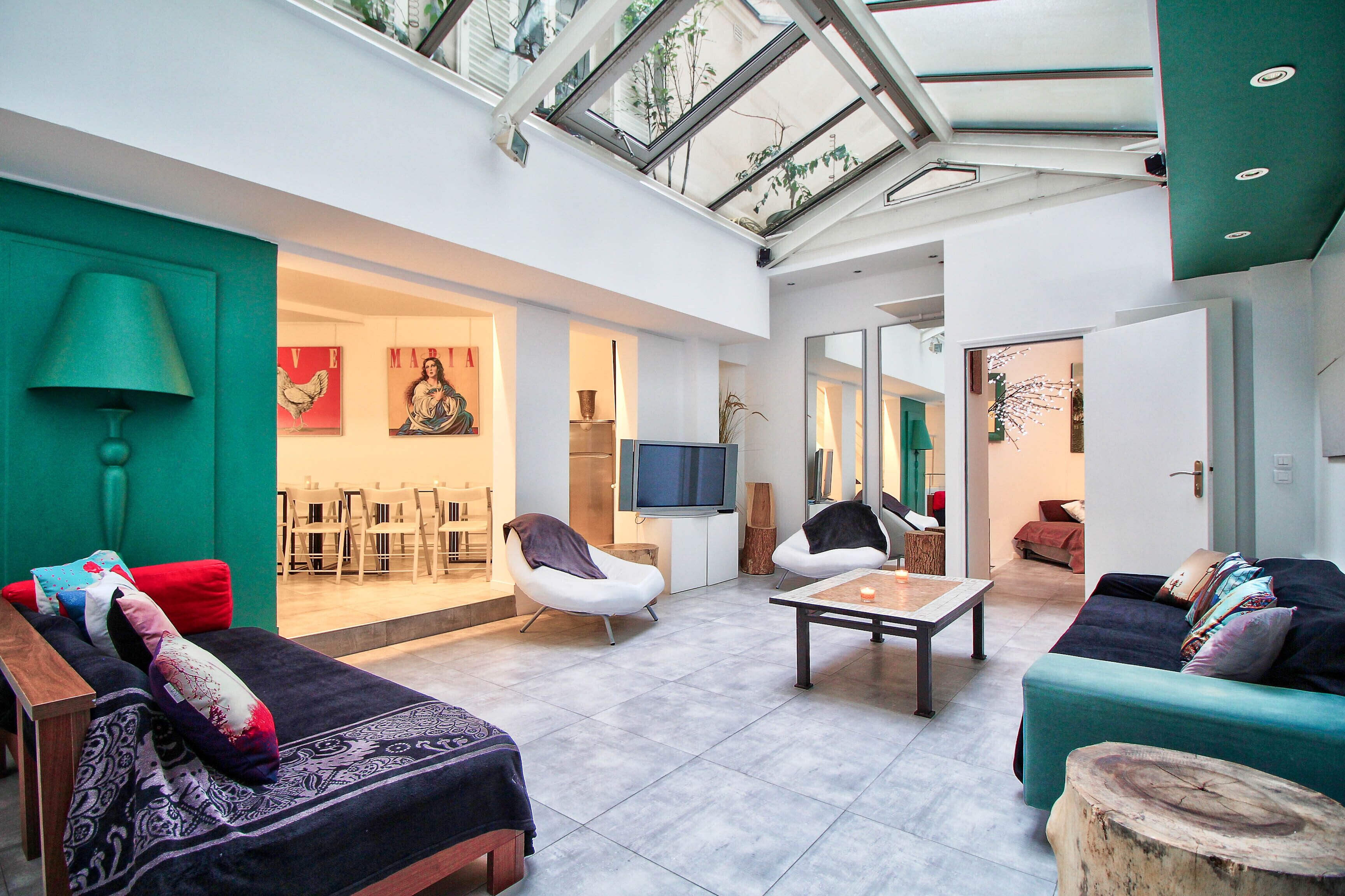 Télévision, lecteur de DVD, baby-foot, livres