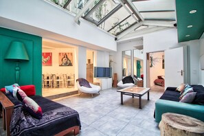 Télévision, lecteur de DVD, baby-foot, livres