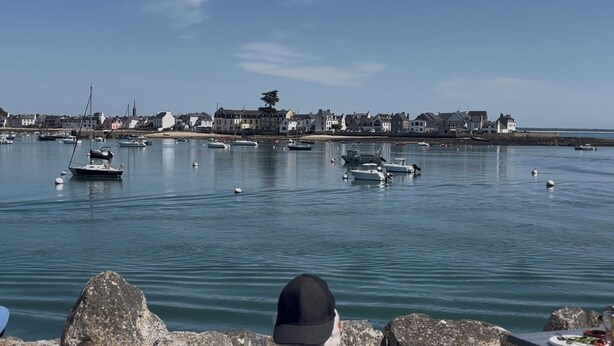 A coastal town with boats docked along the shore and buildings in the background. - House Heart LOCTUDY - Close Sea and Beach on foot. (Loctudy)