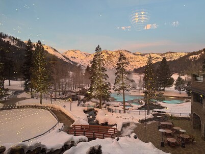 2 BDRM Hyatt’s EVERLINE™️Resort@Spa! Amenities galore.Ski-inout,pools,hot tubs 😎