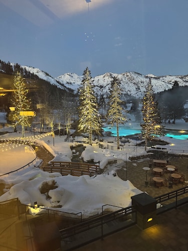 2 BDRM Hyatt’s EVERLINE™️Resort@Spa! Amenities galore.Ski-inout,pools,hot tubs 😎