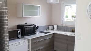 A compact kitchen with a microwave, toaster, and sink. - 800M from the sea, renovated gite  (Agon-Coutainville)