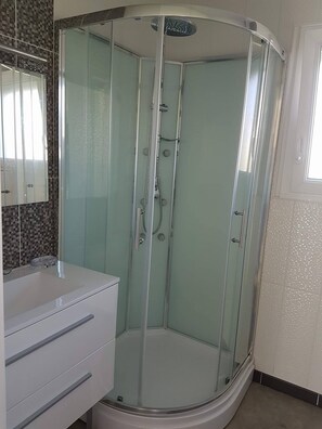 Douche, sèche-cheveux