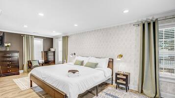 6 slaapkamers, een bureau, een strijkplank/strijkijzer, reisbedje