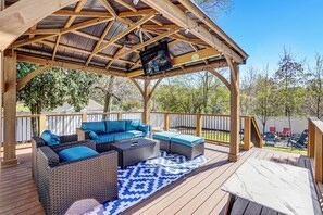 Terrace/patio - The Grand Ranch: Luxe 6-Bedroom Escape with Gazebo & Moonlit Movie Nights (Raleigh)