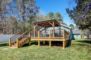 Property grounds - The Grand Ranch: Luxe 6-Bedroom Escape with Gazebo & Moonlit Movie Nights (Raleigh)