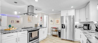 Luxe 6-BDRM Ranch Gazebo & Movie Nights