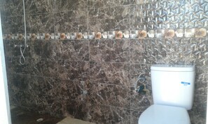 Kostenlose Toilettenartikel, Haartrockner, Handtücher, Toilettenpapier