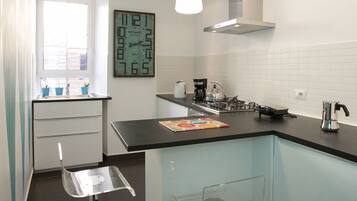 Frigorifero, microonde, forno, piano cottura