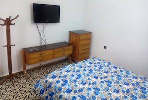 2 bedrooms, iron/ironing board, WiFi