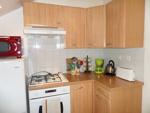 Réfrigérateur, micro-ondes, four, plaque de cuisson