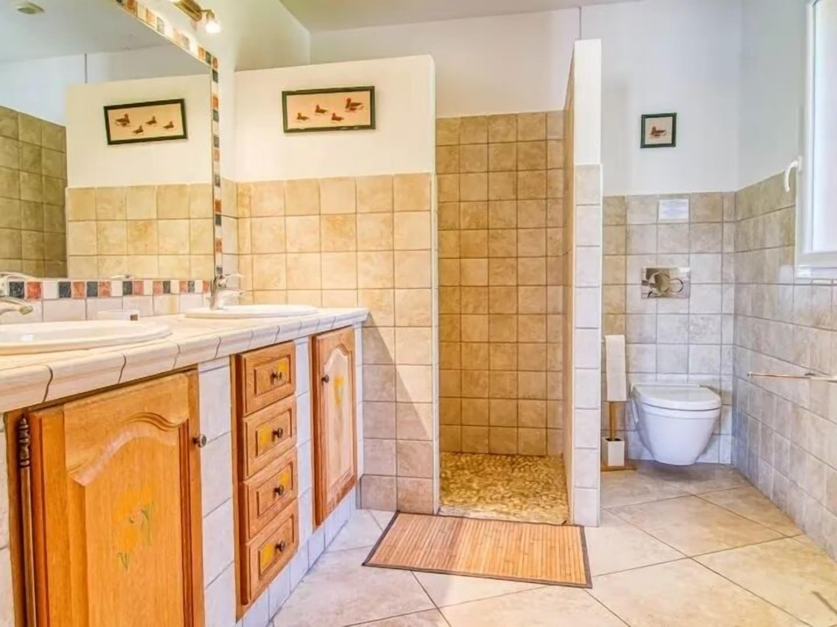 Un bagno con doccia, WC e lavandino.