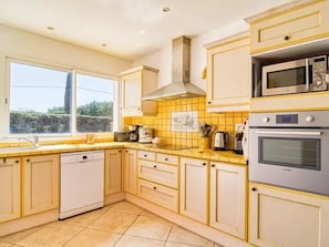 Fridge, microwave, oven, stovetop - Recent Provencal villa, 8 rooms, all comfort with swimming pool on closed space (Cotignac, Monfort sur Argens)