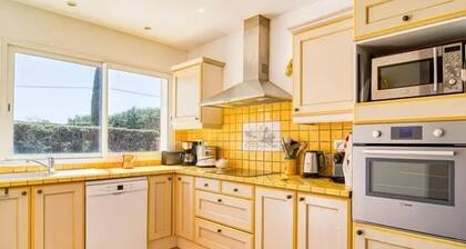 Recent Provencal villa, 8 rooms, all comfort with swimming pool on closed space