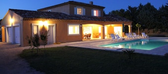 Recent Provencal villa, 8 rooms, all comfort with swimming pool on closed space