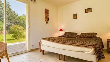 4 bedrooms, iron/ironing board, free WiFi, bed sheets