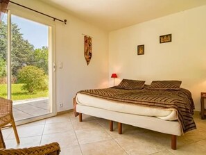 4 bedrooms, iron/ironing board, free WiFi, bed sheets