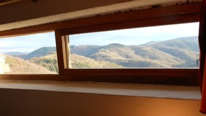 A room with a window overlooking a mountainous landscape. - Gîte de Chapelèche "Les Genêts" (Gluiras)