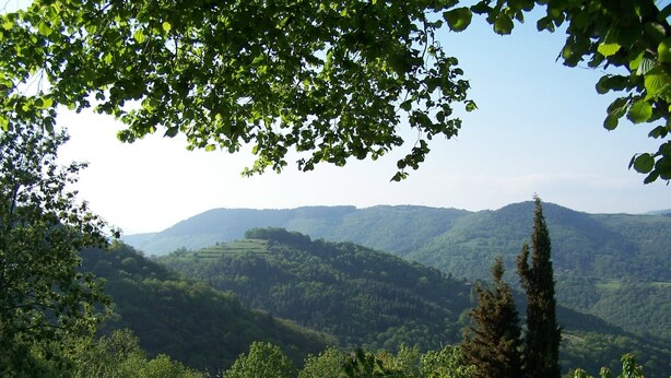 A table set outdoors with a view of rolling hills and a clear sky. - Gîte de Chapelèche "Les Genêts" (Gluiras)