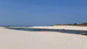 A wide sandy beach with a clear sky and calm sea. - Reder Mor : maison de pêcheurs 250 m de la mer (SANTEC)
