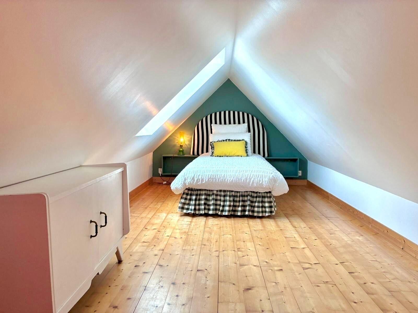 2 chambres, fer et planche à repasser, lit de bébé portatif