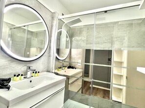Een douche, gratis toiletartikelen, een haardroger, handdoeken