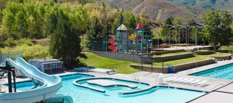Ski in/Ski out, 20-mile Views, Holidays Avail! Huge Balcony, 4BD+Loft, Shuttle!