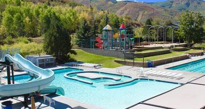 Ski in/Ski out, 20-mile Views, Holidays Avail! Huge Balcony, 4BD+Loft, Shuttle!