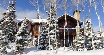 SKI IN/SKI OUT, First Tracks, Huge Balcony, Large 4BD + Loft, Free Shuttle!