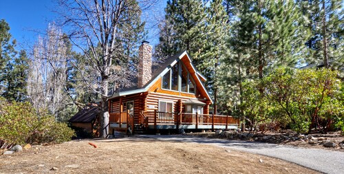 Pine Lodge at Snow Summit. Spa and Pool Table!
