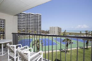 Property grounds - New listing special Modern 2 BR/2BA Sleeps 8 Great Amenities, Pool,  Wi-Fi (South Padre Island)