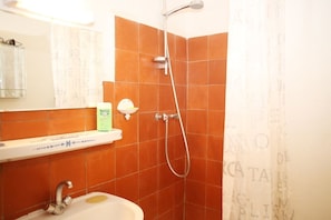 A bathroom with a sink, mirror, and shower. - Very nice duplex apartment, terrace and panoramic view in a medieval village (La Cadière-D'azur)