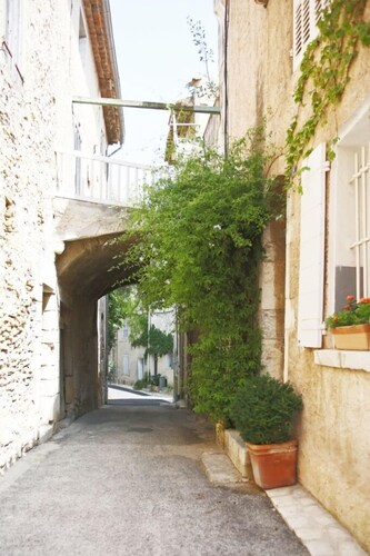 Très bel appartement duplex, terrasse et vue panoramique dans village médiéval