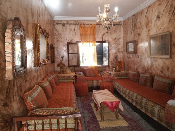 Télévision, cheminée, lecteur de DVD, chaîne hi-fi