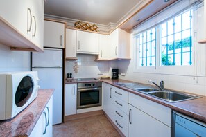 Køleskab, mikrobølgeovn, ovn, kogeplade