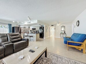 TV, DVD player - Minutes to Beach + Free Parking + Spacious Stay (St. Pete Beach)