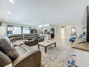 TV, DVD player - Minutes to Beach + Free Parking + Spacious Stay (St. Pete Beach)