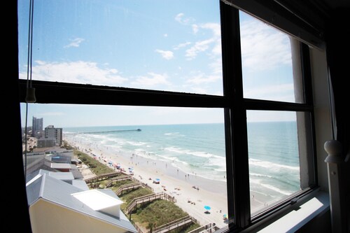 ~ * Gorgeous View!* ~ Penthouse 2BR / 2BA Condo grande! Frente al mar INMACULADO, PISCINA !!