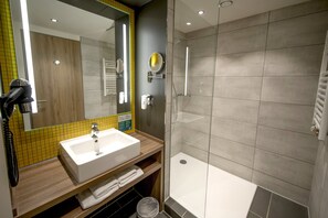 Standard Room, 1 Queen Bed | Bathroom | Hair dryer, towels