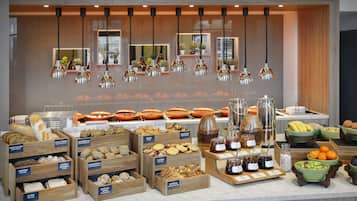 TĂ€gliches FrĂŒhstĂŒcksbuffet (25 EUR pro Person)