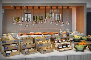 Desayuno buffet diario (EUR 25 por persona)