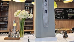 A bar area with a wooden interior, a chalkboard menu, and a large wooden sign with the word "MOIN". - Holiday Inn Hamburg - Hafencity by IHG (Hamburg)