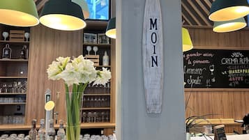 يقدم الفطور، والغداء، والعشاء