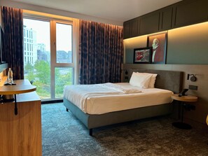 Hypo-allergenic bedding, desk, laptop workspace, blackout drapes - Holiday Inn Hamburg - Hafencity by IHG (Hamburg)