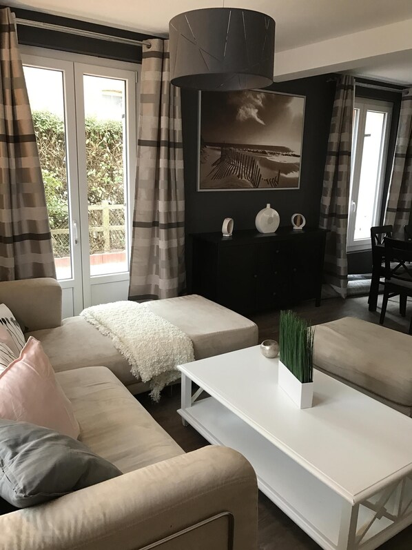 3 chambres, fer et planche à repasser, lit de bébé portatif