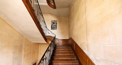 100 m2 apartment in an old Hotel Particulier of the eighteenth century