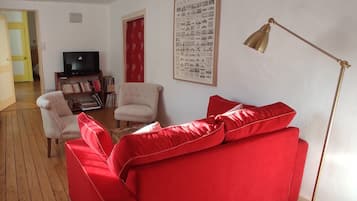 TV, DVD player, books, stereo