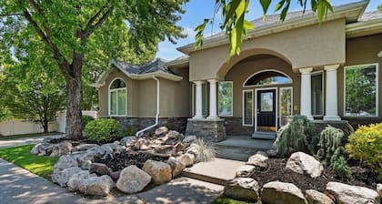Sleeps 25 A+Location*Pets *Theater *Hot tub *Games